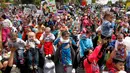 Para ibu dan anaknya memadati sebuah taman saat memperingati Pekan ASI Dunia di Bogota, Kolombia (3/8). Ratusan ibu berkumpul menyusui bayinya secara massal. (REUTERS/John Vizcaino)