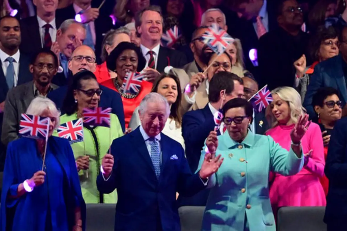 Para bangsawan mengibarkan bendera mereka bersama Baroness Scotland di konser Coronation pertama dalam sejarah. (AP)