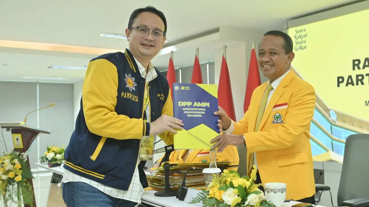 Ketua Umum DPP Angkatan Muda Pembaharuan Indonesia (AMPI), Jerry Sambuaga bersama Ketua Umum DPP Partai Golkar Bahlil Lahadalia (Istimewa)