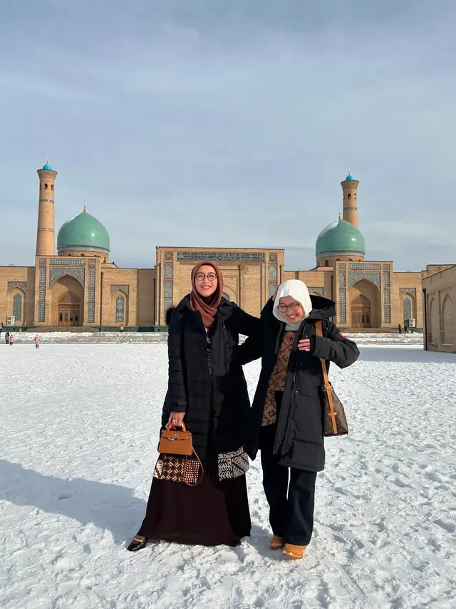 6 Potret Desy Ratnasari Liburan Bareng Anak di Uzbekistan, Kompak Banget