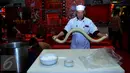 Atraksi pembuat mie China memeriahkan rangkaian perayaan tahun baru Imlek 2567 di salah satu pusat perbelanjaan di Jakarta, Kamis (19/2). (Liputan6.com/Gempur M Surya)