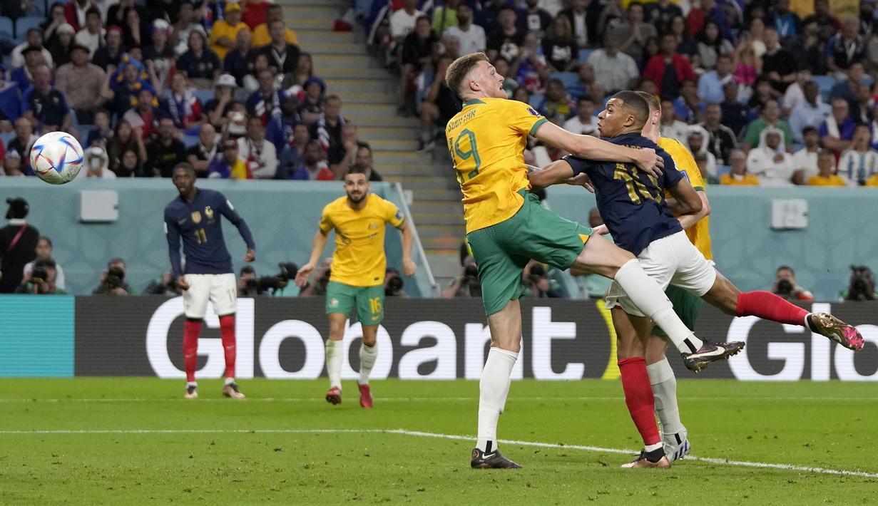 Prancis berhasil menjauh dengan unggul 3-1 pada menit ke-68. Gol dicetak Kylian Mbappe via sundulan kepala usai menerima umpan matang Ousmane Dembele. (AP/Thanassis Stavrakis)