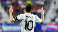Lionel Messi tampil menggila saat membawa Argentina melibas Estonia pada laga persahabatan di Estadio El Sadar, Spanyol, Senin (6/6/2022). (AP/Alvaro Barrientos)