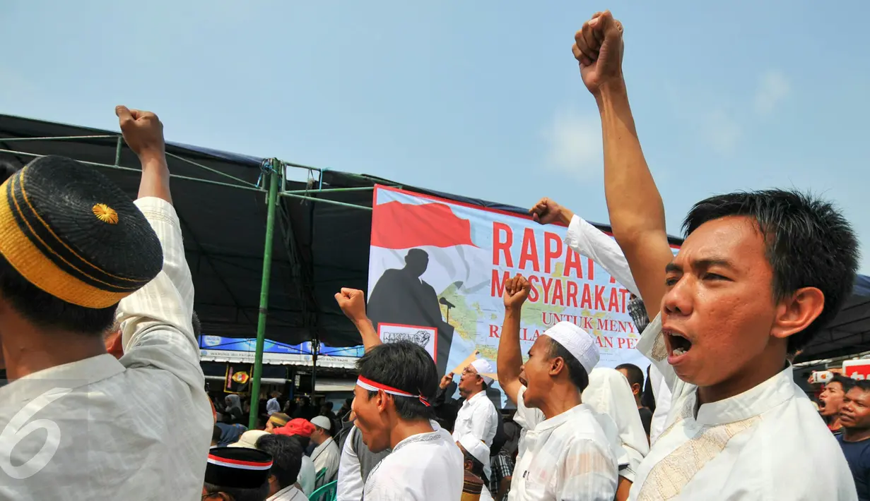 Ribuan warga menggelar Rapat Akbar Masyarakat Jakarta di halaman Masjid Keramat Luar Batang, Jakarta, Rabu (20/4). Rapat akbar tersebut terkait dengan rencana penggusuran yang akan dilakukan Pemprov DKI awal Mei 2016 nanti. (Liputan6.com/Yoppy Renato)