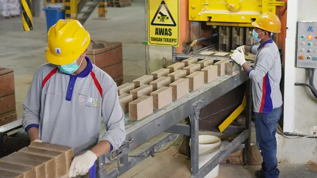 Pekerja PT Benteng Api Technic Tbk (BATR) atau BAT Refractories. Dok BATR