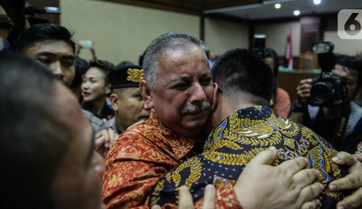 Mantan Direktur Utama PT PLN Sofyan Basir memeluk kerabatnya usai sidang pembacaan putusan di Pengadilan Tipikor, Jakarta, Senin (4/11/2019). Sofyan Basir divonis bebas dalam kasus dugaan suap proyek PLTU Riau-1. (Liputan6.com/Faizal Fanani)