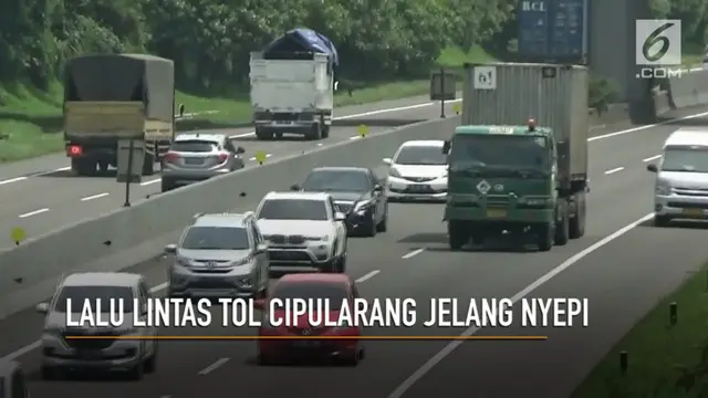 Jelang hari raya Nyepi, arus lalu lintas di tol Cipularang mulai terlihat padat.