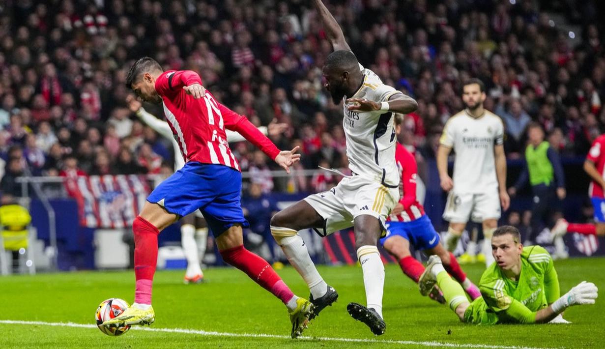 Pemain Atletico Madrid, Alvaro Morata, mencetak gol ke gawang Real Madrid dalam laga babak 16 besar Copa del Rey 2023/2024 yang digelar di Metropolitano, Jumat (19/1/2024). (AP Photo/Manu Fernandez)