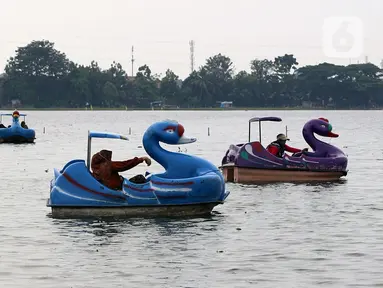 Warga menikmati wahana air di Danau Cipondoh, Kota Tangerang, Banten, Rabu (20/10/2021). Banyak warga memanfaatkan hari libur Maulid Nabi untuk berwisata bersama keluarga di kawasan tersebut sebagai alternatif wisata di tengah kota. (Liputan6.com/Angga Yuniar)