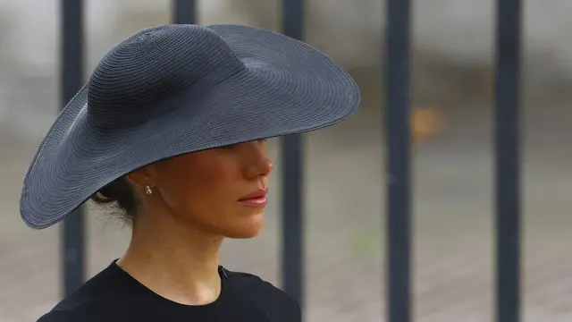 Meghan Markle di pemakaman Ratu Elizabeth II. (Foto: Hannah McKay/Pool Photo via AP)