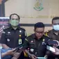 Kepala Seksi Intelijen Kejari Garut Irwan Ganda Saputra tengah memberikan penjelasan mengenai upaya peretasan website Kejari Garut. (Liputan6.com/Jayadi Supriadin)