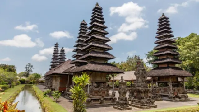 Pura Meru dan Simbol Kerukunan Beragama di Lombok