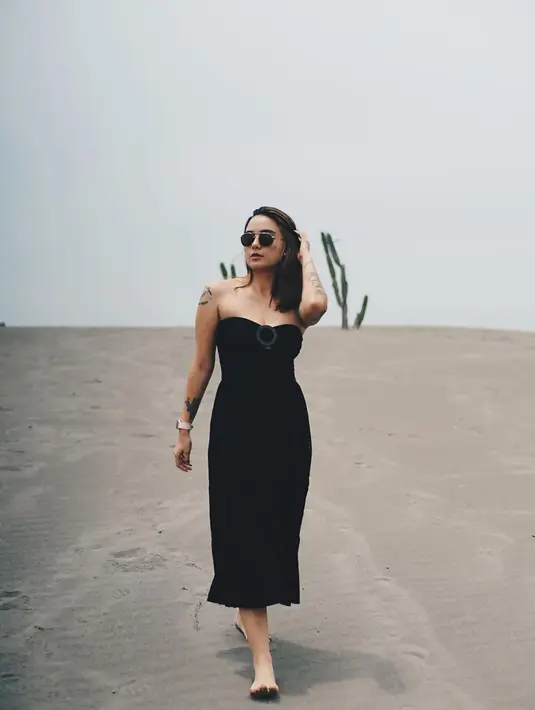 Selain tampil mengenakan tank top, beberapa kali ia pun terlihat mengenakan dress. Dalam penampilannya tersebut, Demi Langston dipuji makin anggun. Seperti halnya saat liburan ke Gumuk Pasir Yogyakarta ini. (Liputan6.com/IG/demilangston)