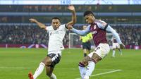 Duel antara gelandang Liverpool, Ryan Gravenberch, dan winger Aston Villa, Marcus Rashford dalam laga pekan 29 Premier League yang digelar lebih awal di Villa Park, Kamis (20/2/2025) dini hari WIB. Aston Villa dan Liverpool bermain imbang 2-2. (AP Photo/Darren Staples)
