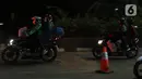 Pemudik motor melintasi di posko penyekatan mudik di Kedungwaringin, Kabupaten Bekasi, Jawa Barat, Minggu (9/5/2021). H-3 jelang Idul Fitri, petugas gabungan TNI, Polri, Dishub, dan Satpol PP memperketat penjagaan pemudik di perbatasan Kabupaten Bekasi-Karawang. (Liputan6.com/Herman Zakharia)