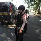 Sejumlah anggota Brimob bersenjata lengkap berjaga di depan Mako Brimob, Kelapa Dua, Depok, Kamis (9/5). Beberapa petugas terlihat berjaga di depan pintu masuk Mako Brimob. (Merdeka.com/Arie Basuki)