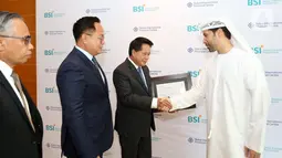 Dubai International Financial Center (DIFC) menyerahkan letter of incorporation kepada PT Bank Syariah Indonesia dan resmi menjadi bank dari Indonesia pertama yang dapat membuka pasar di wilayah Timur Tengah. Saat ini BSI dalam tahap akhir untuk memperoleh izin dari DFSA. (Liputan6.com/HO/BSI)