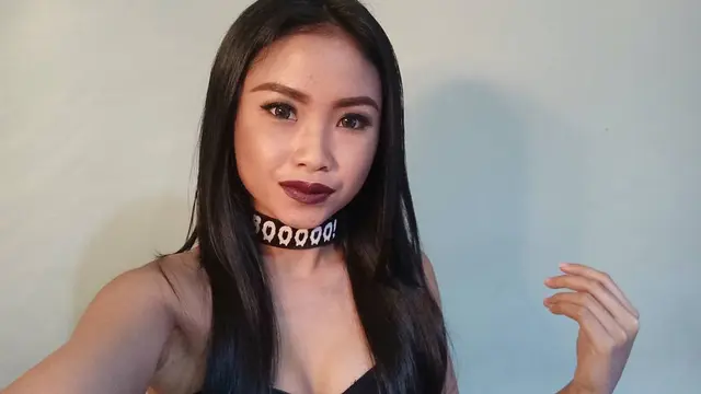 6 Potret Ayya Renita dengan Makeup Tebal, Penampilannya Bikin Pangling