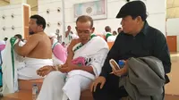 Wakil Ketua KPHI Imam Addaruquthni (paling kanan) berbincang dengan jemaah yang tiba di Bandara KAA Jeddah. (Liputan6.com/Wawan Isab Rubiyanto)