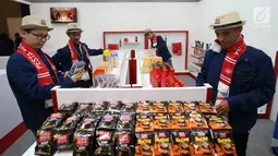 Peretail tradisional binaan Sampoerna melihat produk toko percontohan pada acara Pesta Retail Nasional 2018 di Serpong, Kamis (22/11). Sebanyak 48 toko percontohan memperlihatkan simulasi ekosistem komersial yang terintegrasi. (Liputan6.com/HO/Ading)