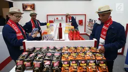 Peretail tradisional binaan Sampoerna melihat produk toko percontohan pada acara Pesta Retail Nasional 2018 di Serpong, Kamis (22/11). Sebanyak 48 toko percontohan memperlihatkan simulasi ekosistem komersial yang terintegrasi. (Liputan6.com/HO/Ading)