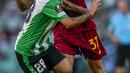 Bek AS Roma Leonardo Spinazzola berebut bola dengan gelandang Real Betis  Rodri pada laga pekan ke-4 Grup C Liga Europa 2022/2023  di Estadio Benito Villamarin, Kamis (13/10/2022).  AS Roma harus puas mendapat hasil imbang saat bertemu wakil Spanyol. (AP Photo/Jose Breton)