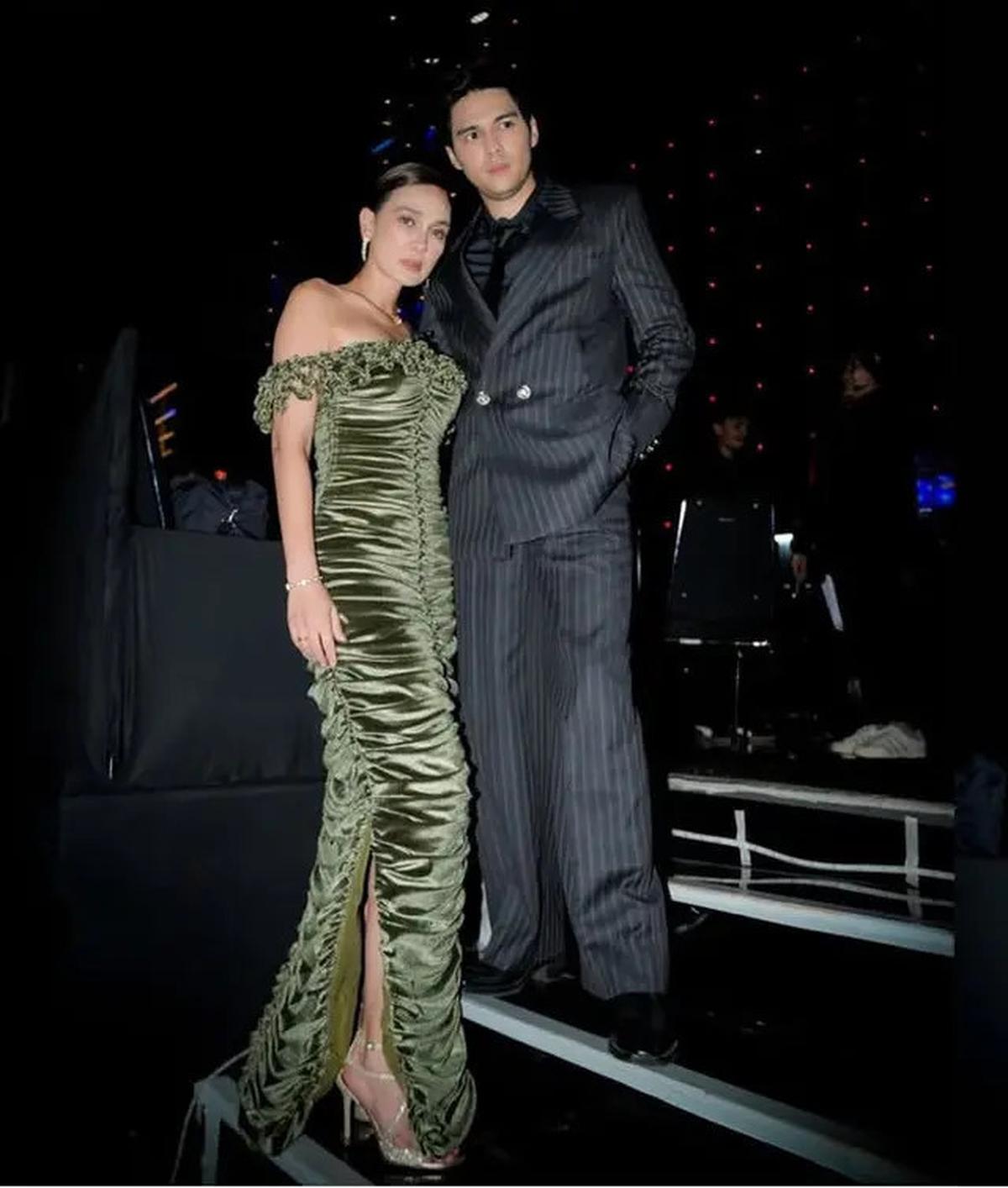 8 Adu Gaya Dress Artis dengan Tampilan Glamor saat Hadir di Acara Penghargaan Drama, Luna Maya, Yuki Kato, hingga Haico Van Der