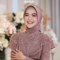 Di momen sungkeman jelang siraman, Ria Ricis terlihat begitu memesona mengenakan kebaya berwarna pink keunguan. (Instagram/aldiphoto).