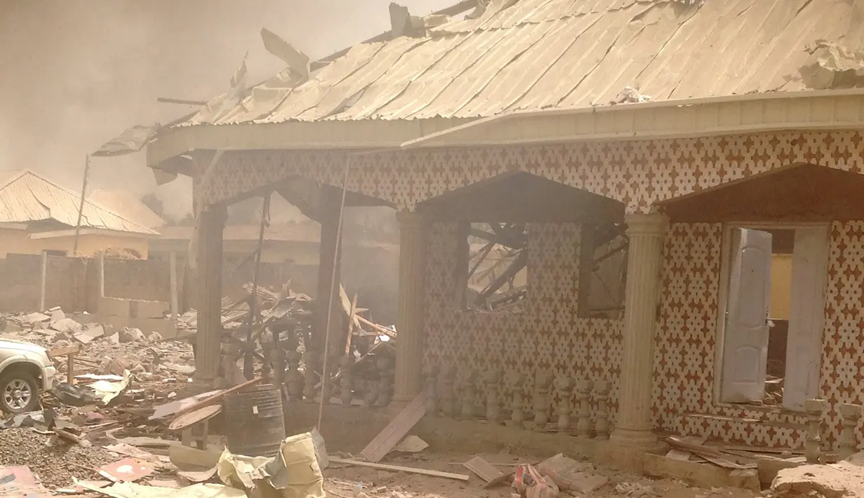  Suasana menunjukkan kerusakan akibat ledakan di kantor polisi di kota Yola , Nigeria 25 Februari 2016. Daerah Afrika ini mengalami berbagai serangan yang diduga terkait gerakan bernama  Boko Haram. (REUTERS / Stringer)