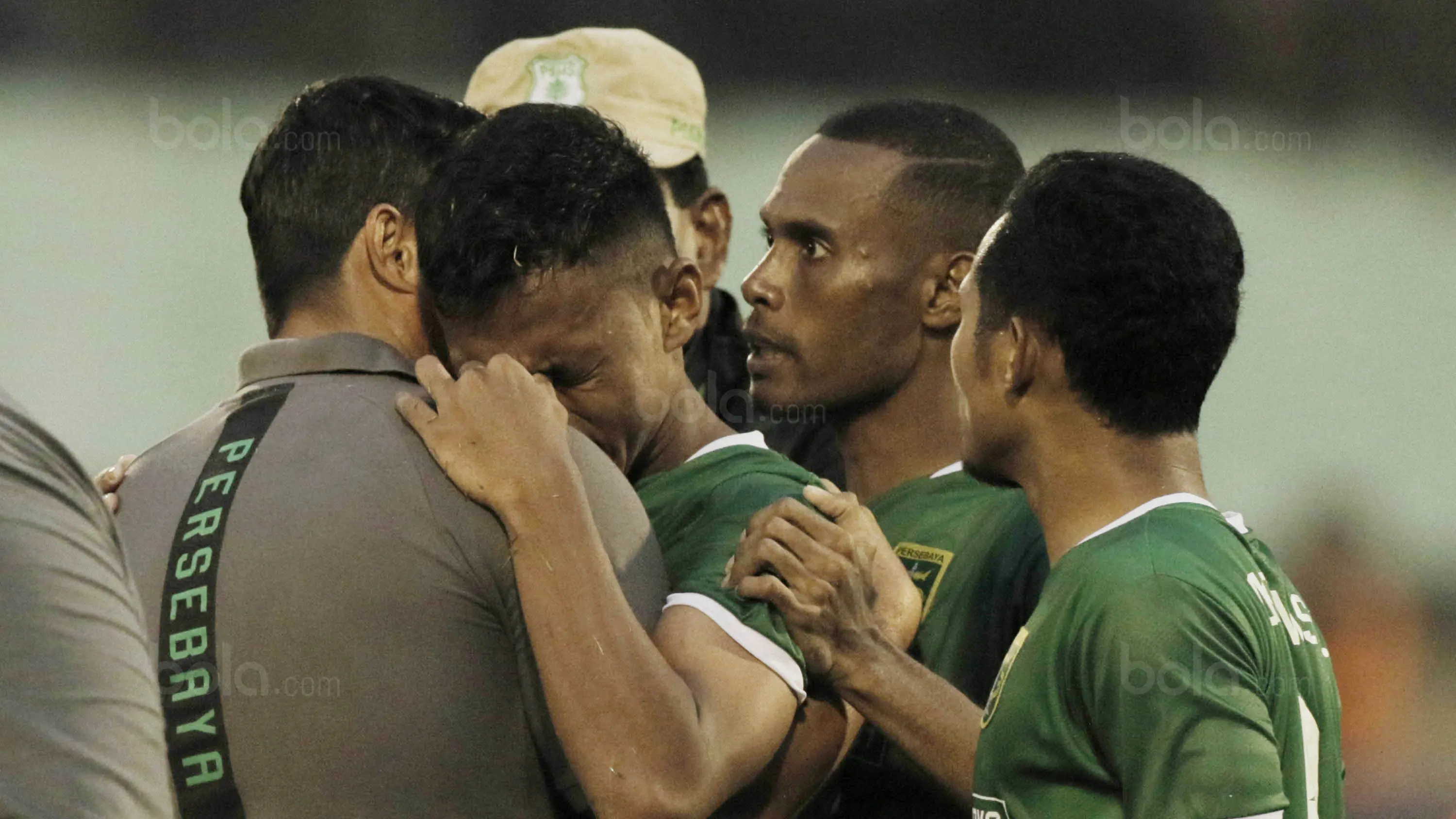 Pemain Persebaya tampak sedih usai ditaklukkan PSMS pada laga perempat final Piala Presiden di Stadion Manahan, Solo, Sabtu, (3/2/2018). PSMS menang adu penalti atas Persebaya dengan skor 4-3. (Bola.com/M Iqbal Ichsan)
