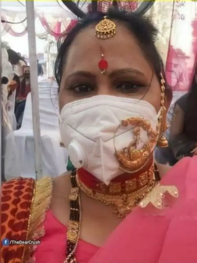 Wanita gunakan perhiasan pada masker