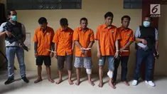 Polisi menunjukkan komplotan pencuri dengan pemberatan (curat) saat rilis di RS Polri, Jakarta, Jumat (18/5). Petugas mengamankan tujuh orang yang terlibat dalam komplotan tersebut. (Liputan6.com/Arya Manggala)