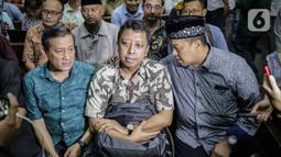 Terdakwa kasus suap jual beli jabatan di lingkungan Kemenag Romahurmuziy (tengah) bersiap menjalani sidang vonis di Pengadilan Tipikor Jakarta, Senin (20/1/2020). Mantan Ketum PPP itu divonis pidana penjara selama dua tahun dan denda Rp100 juta subsider tiga bulan kurungan. (Liputan6.com/Faizal Fana
