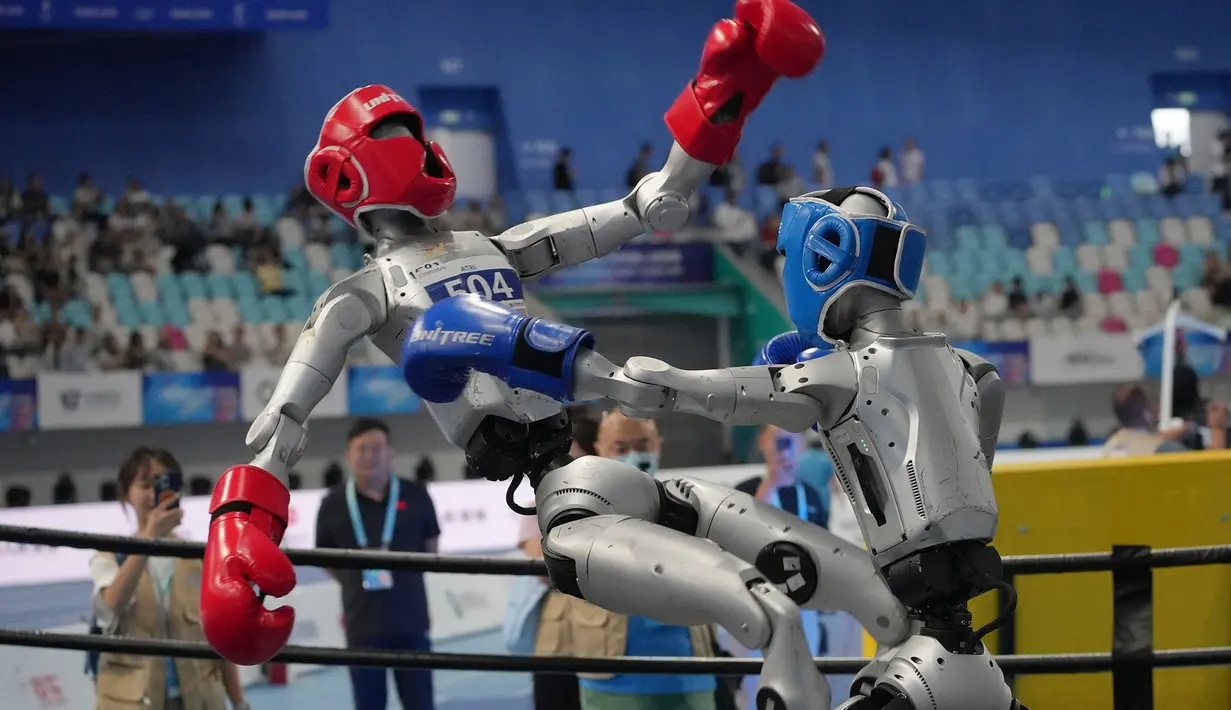 Robot-robot bertanding dalam olah raga tinju saat upacara pembukaan World Humanoid Robot Games di Beijing, Sabtu, 22 Agustus 2026. (Foto AP/Achmad Ibrahim)