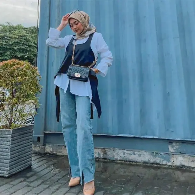 6 Potret Gaya Hijab Nabila Hatifa