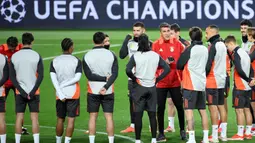Benfica akan melakoni laga tandang melawan Barcelona di Estadi Olimpic Lluis Companys pada leg kedua babak 16 besar Liga Champions 2024/2025. (Josep LAGO/AFP)
