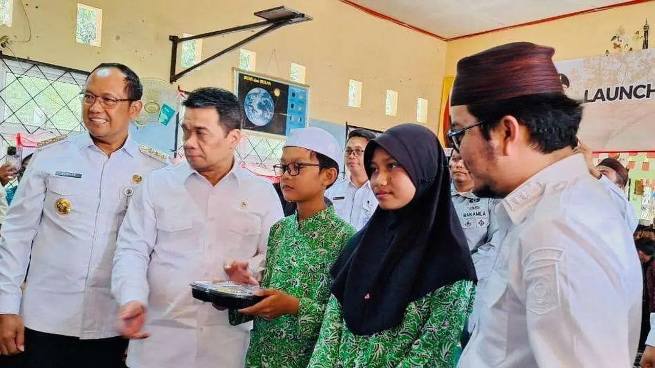 Wakil Menteri Desa dan Pembangunan Daerah Tertinggal (Wamendes PDT) Ahmad Riza Patria melakukan peninjauan sekaligus penyerahan simbolis makan siang gratis di SDN 10 Pangkalan Baru di Desa Batu Belubang, Bangka Tengah, Rabu (11/12/2024) (Istimewa)