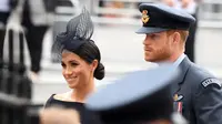 Duchess of Sussex, Meghan Markle bersama suaminya Pangeran Harry  tiba menghadiri kebaktian di Westminster Abbey, London, (10/7). Meghan Markle tampil cantik dengan mengenakan gaun klasik Dior berwarna biru. (AFP Photo/Chris J Ratcliffe)