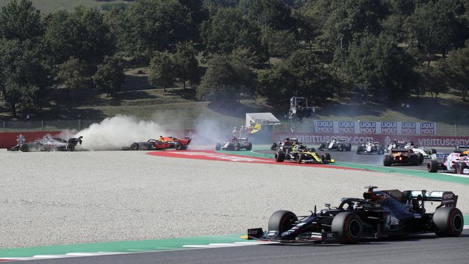 Romain Grosjean (Haas) dan Max Verstappen (Red Bull) keluar lintasan pada ajang Formula 1 (F1) GP Tuscan di Mugello, Minggu (13/9/2020). (AFP/Luca Bruno)
