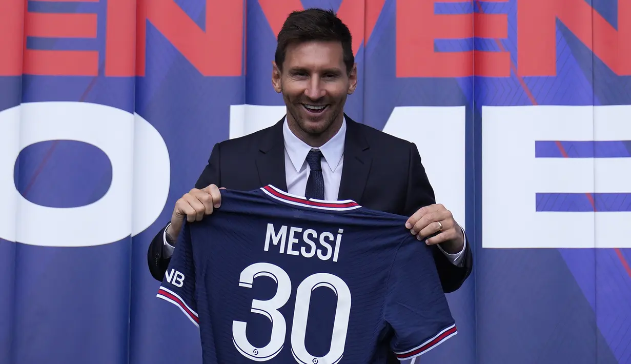 Penyerang: Lionel Messi. Pemain berusia 34 tahun ini dikontrak PSG selama 2 tahun dengan opsi perpanjangan 1 tahun. Di PSG ia akan bereuni dengan mantan rekannya di Barcelona, Neymar dan tentu seterunya di Real Madrid, Sergio Ramos yang kali ini jadi rekan setim. (Foto: AP/Lluis Francois Mori)