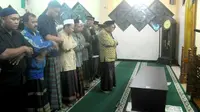 Kurnia Meiga menyalatkan jenazah sang kakak, Achmad Kurniawan, sebelum diberangkatkan ke Jakarta, Selasa (10/1/2017) malam. (Bola.com/Iwan Setiawan)