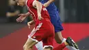 Striker Bayern Munchen, Robert Lewandowski, berebut bola dengan bek Chelsea, Andreas Christensen pada laga turnamen pramusim ICC 2017 di Stadion Nasional Singapura, Selasa (25/7/2017). Bayern Munchen menang 3-2 atas Chelsea. (EPA/Wallace Woon)