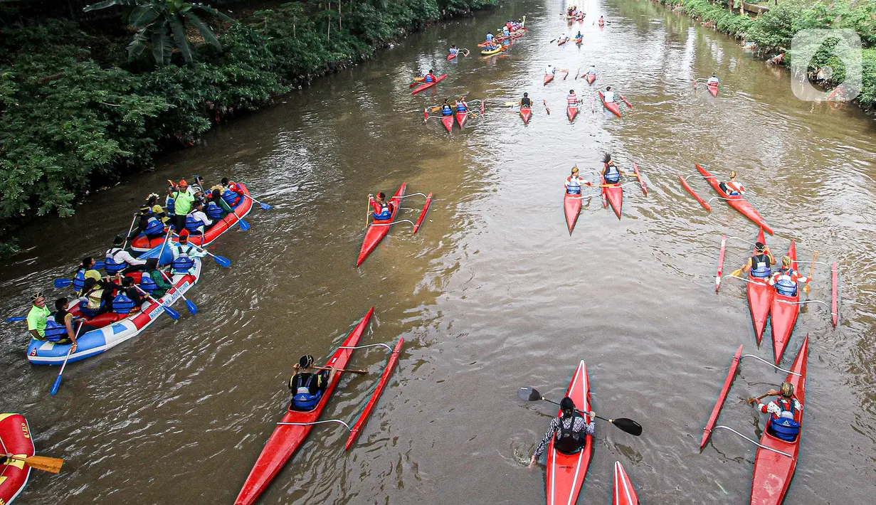 Peserta menyusuri Sungai Ciliwung saat mengikuti Festival Dayung Ciliwung, Jakarta, Minggu (4/12/2022). Festival Dayung Ciliwung digelar untuk pemanasan pra-Kejurnas Dayung 2022 sekaligus percontohan pengelolaan sungai di Indonesia. (Liputan6.com/Faizal Fanani)