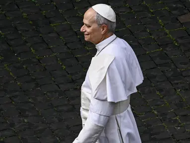 Paus Leo XIV berjalan di Vatikan sebelum doa Regina Caeli, pada 11 Mei 2025. (Filippo MONTEFORTE/AFP)