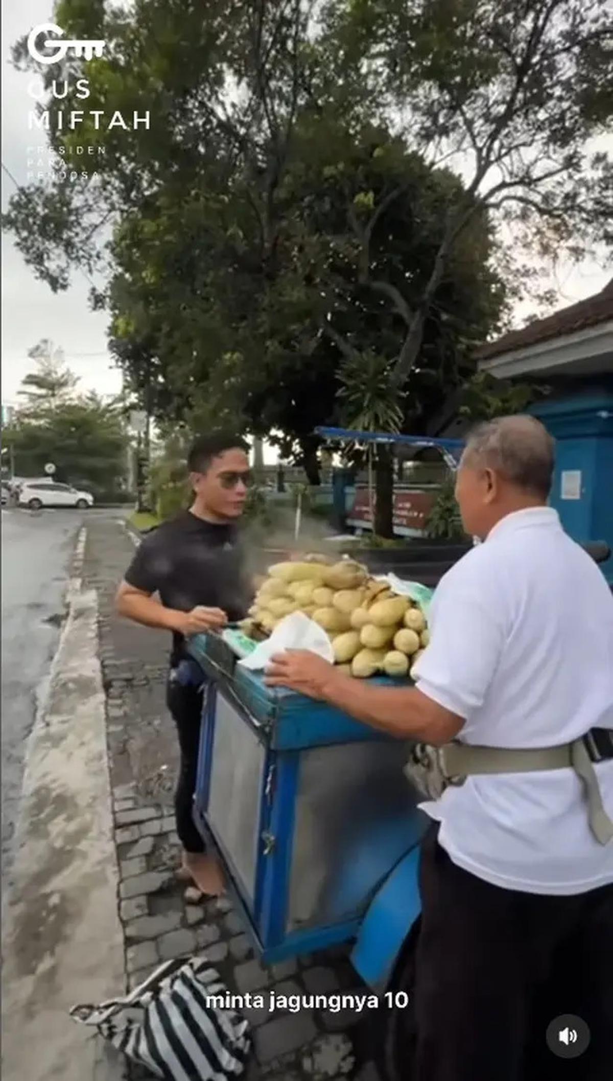 6 Potret Gus Miftah Beli Jajanan Kaki Lima, Disebut Netizen Hanya Pencitraan