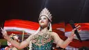 Lengkapi busananya, ia mengenakan mahkota emas dengan ronce melati panjang yang bikin ia tampil anggun maksimal [@yurayunita]