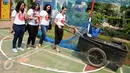 Relawan dari Gerakan Aksi Srikandi Coblos Ahok (Gadis Ahok) saat mendatangi kawasan Cipete, Jakarta Selatan, Senin (26/12). Mereka juga ikut membersihkan lingkungan sekitar di kawasan tersebut. (Liputan6.com/Gempur M Surya)