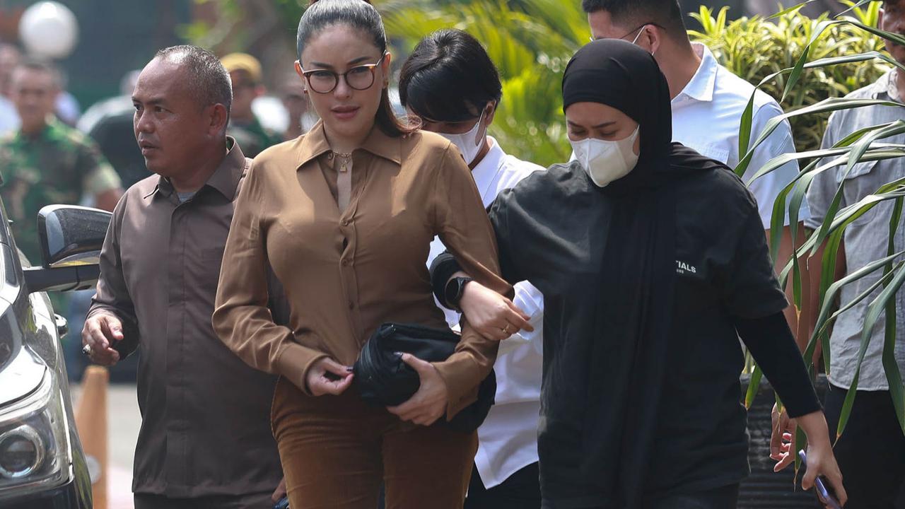 FOTO: Nikita dan Asistennya Mail Diserahkan ke Kejari Jakarta Selatan