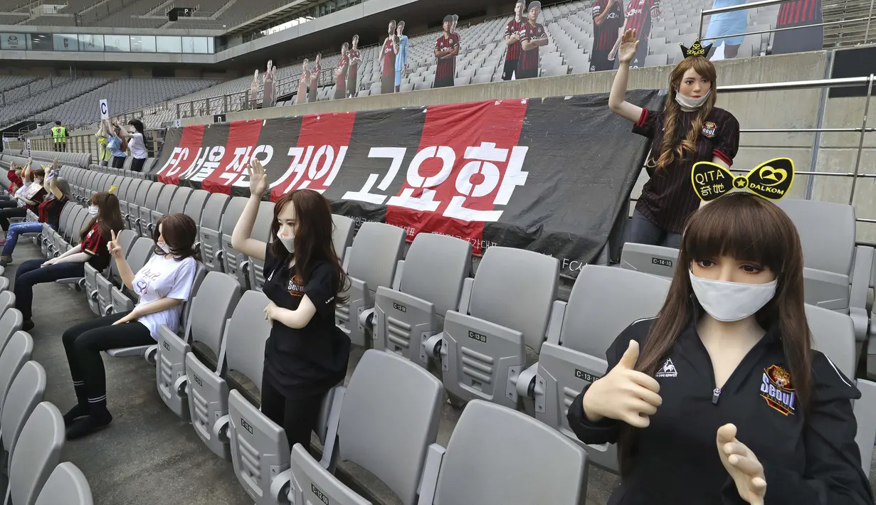 Sejumlah boneka menghiasi tribun penonton saat pertandingan FC Seoul Kontra Gwangju FC di Seoul World Cup Minggu (17/5/2020). FC Seoul menempatkan boneka untuk menghidupkan atmosfer pertandingan. (AP/Ryu Young-suk)