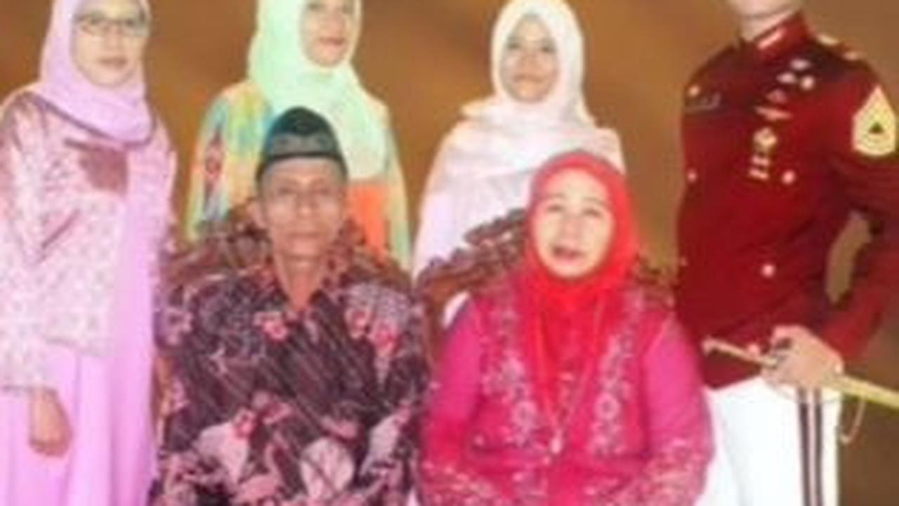 Perwira tersebut memiliki tiga saudara perempuan dari empat bersaudara. Namun hanya dia yang berhasil menjadi Polisi, terlebih ia mampu menembus Akademi Kepolisian (Akpol).
